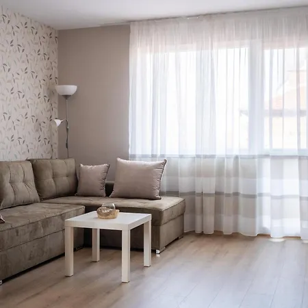 Center And Old Town Apartman